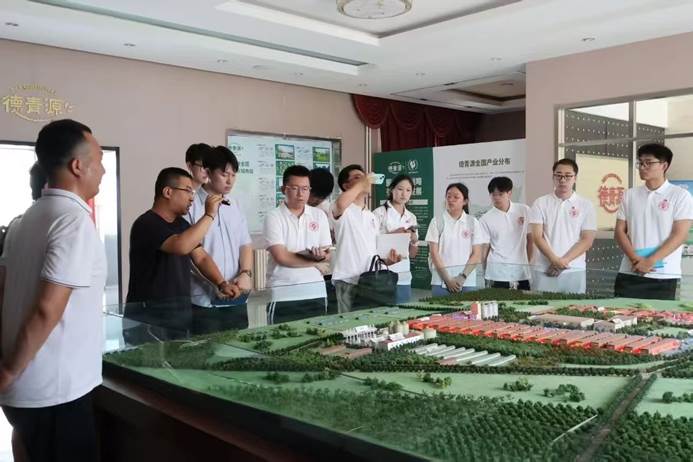 一群人站在桌子边 AI 生成的内容可能不正确。