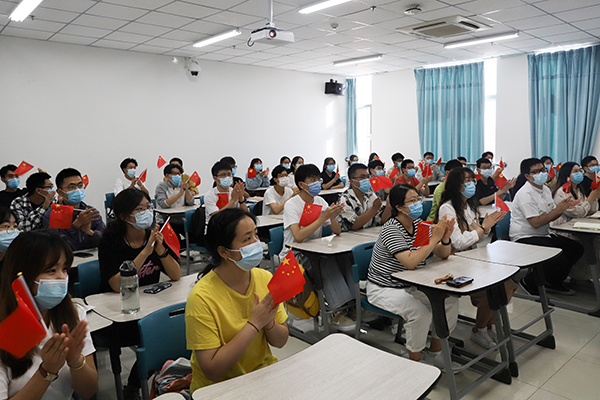 dbdce1117331490d8c4c04425e64b2e1.jpg 校区干部师生观看庆祝中国共产党成立100周年大会——邱煜珩摄 (17).jpg